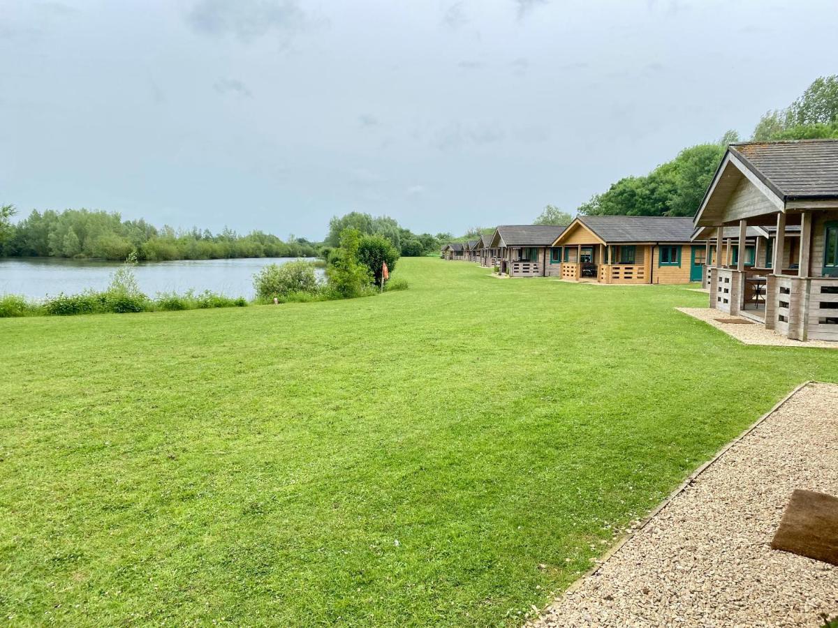 Lake Pochard, Oak Lodge South Cerney Dış mekan fotoğraf